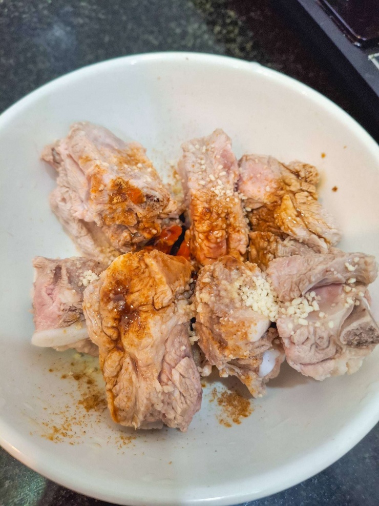 Ướp sườn với bột hành, hạt nêm, tương ớt, nước mắm, dầu ăn