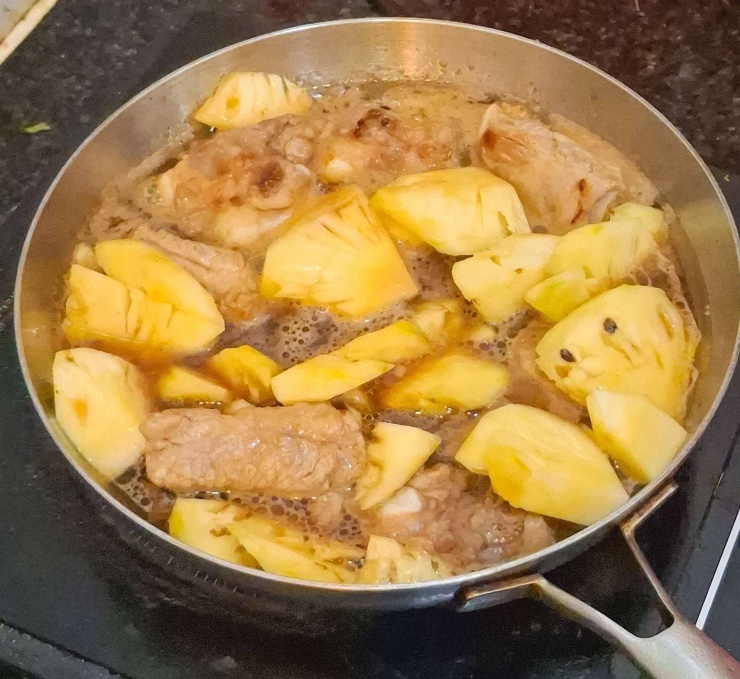 Cho vào coca, thơm, nêm gia vị cho vừa theo khẩu vị