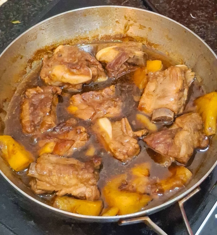 Món ăn hoàn thành có màu nâu óng, thịt mềm, thấm vị, sốt đậm đà quyện cơm vô cùng hấp dẫn.