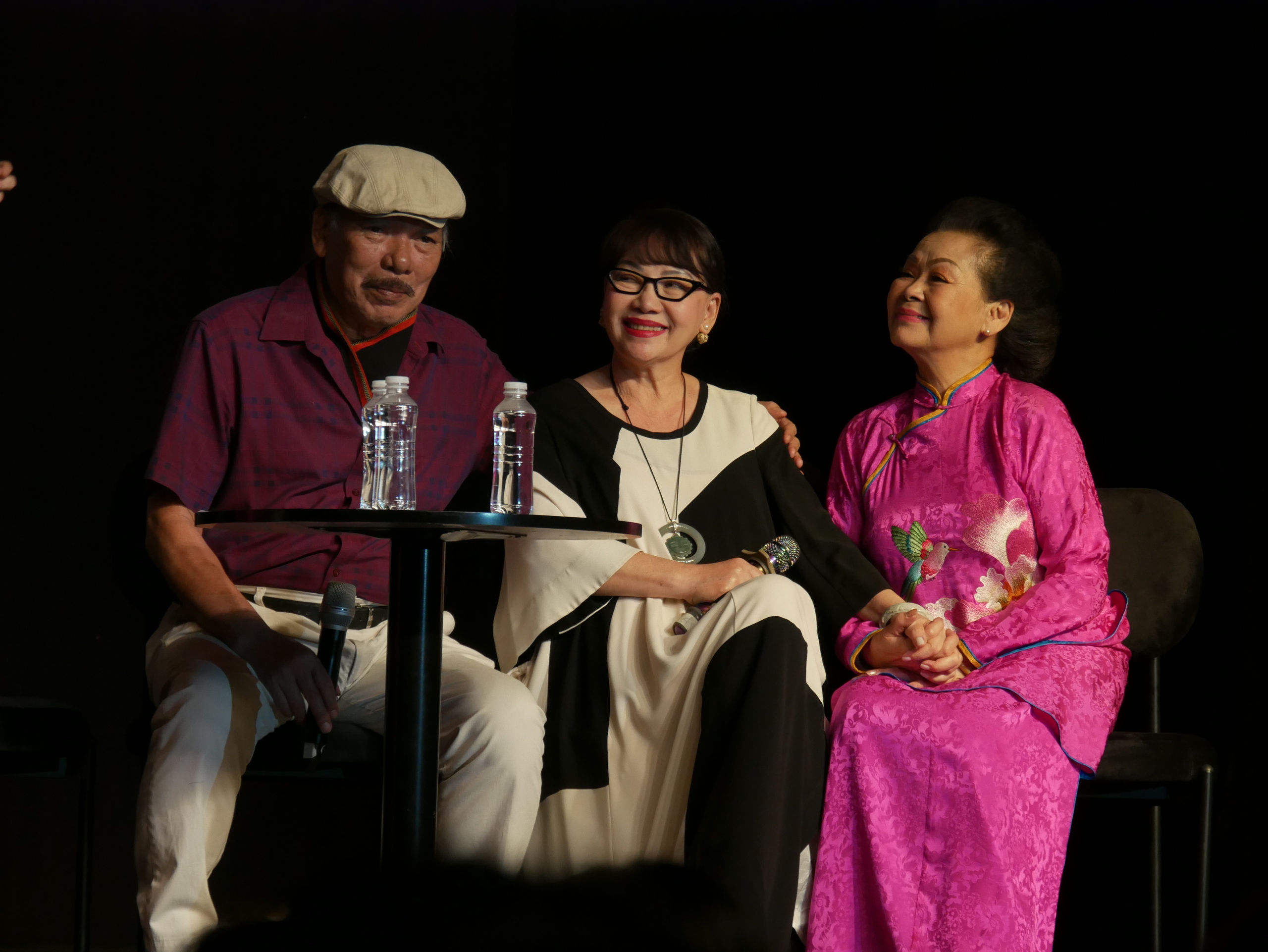 Những trang đời thăng trầm của một 'huyền thoại âm nhạc' 3 Chân dung Khánh Ly qua sách và phim ‘Hát cùng nguồn cội’ - Ảnh 3.