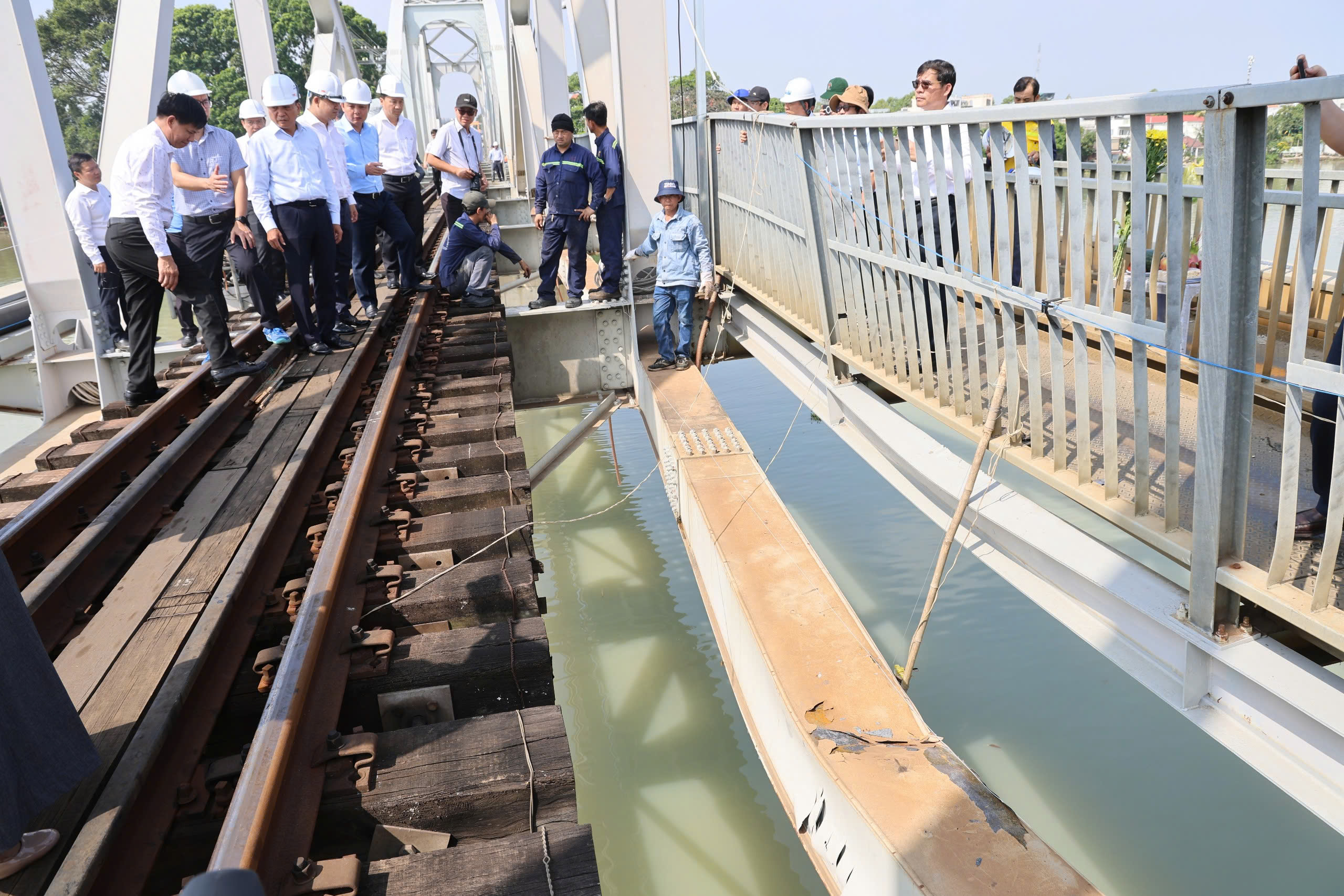 Cầu Ghềnh sẽ được gia cố để lưu thông tạm từ 12.3 - Ảnh 2.