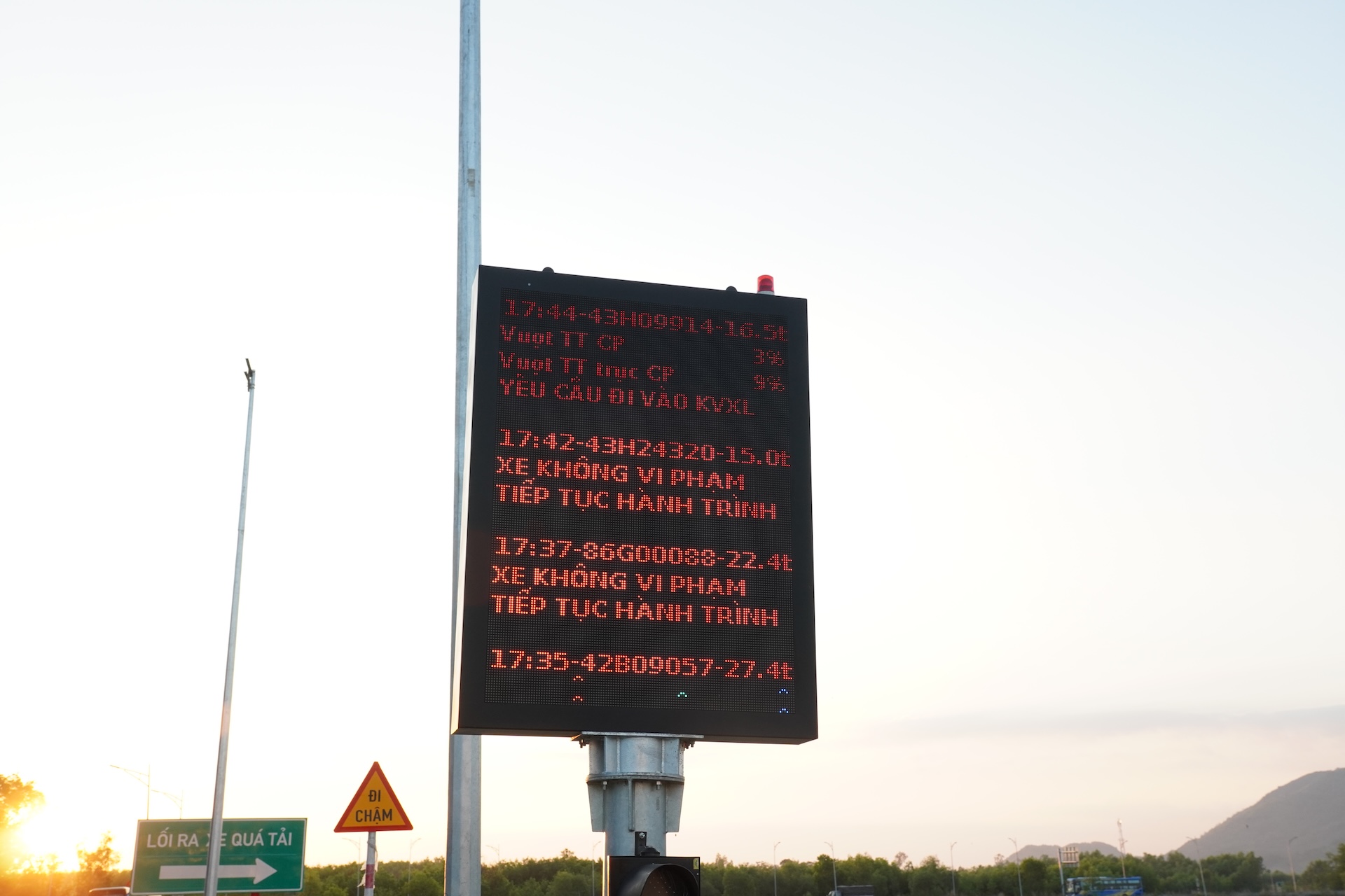 Cách nhận biết xe quá tải trọng khi đi vào cao tốc? - Ảnh 2.