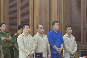 Tuyên án nhóm cho vay lãi nặng, dí súng vào đầu giám đốc ngân hàng ép viết giấy nợ 