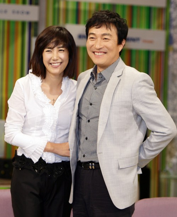 Cảnh tượng hỗn loạn bóc trần vỏ bọc hôn nhân của cặp đôi đẹp hàng đầu showbiz- Ảnh 2.