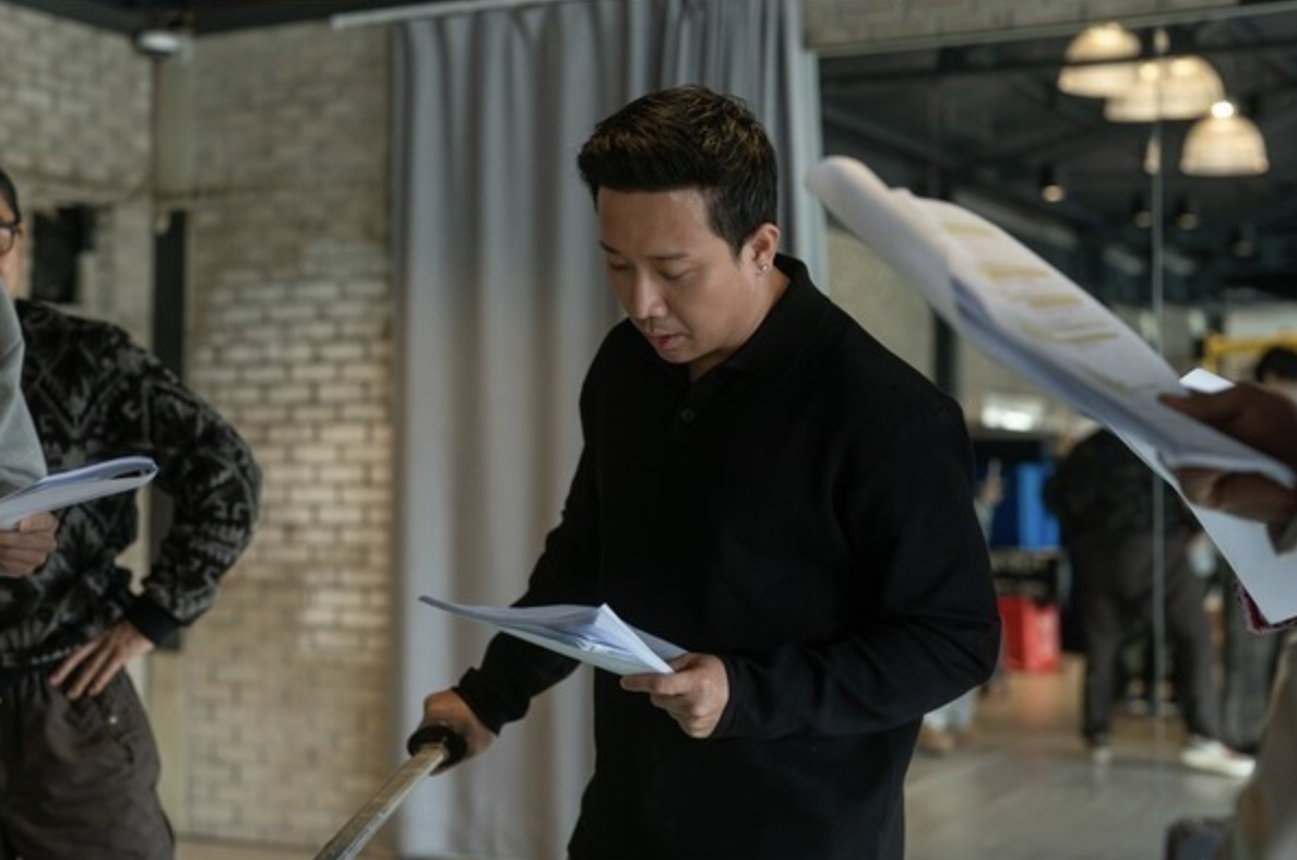 Lộ ảnh Trấn Thành đọc kịch bản phim mới với Park Bo Gum, còn được báo Hàn gọi bằng 6 từ oách vô cùng- Ảnh 3.