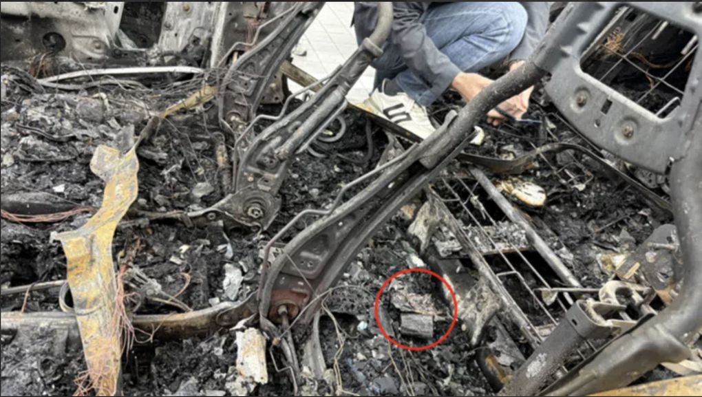 Pin sạc dự phòng khiến chiếc xe điện bốc cháy ngùn ngụt giữa đường - 2