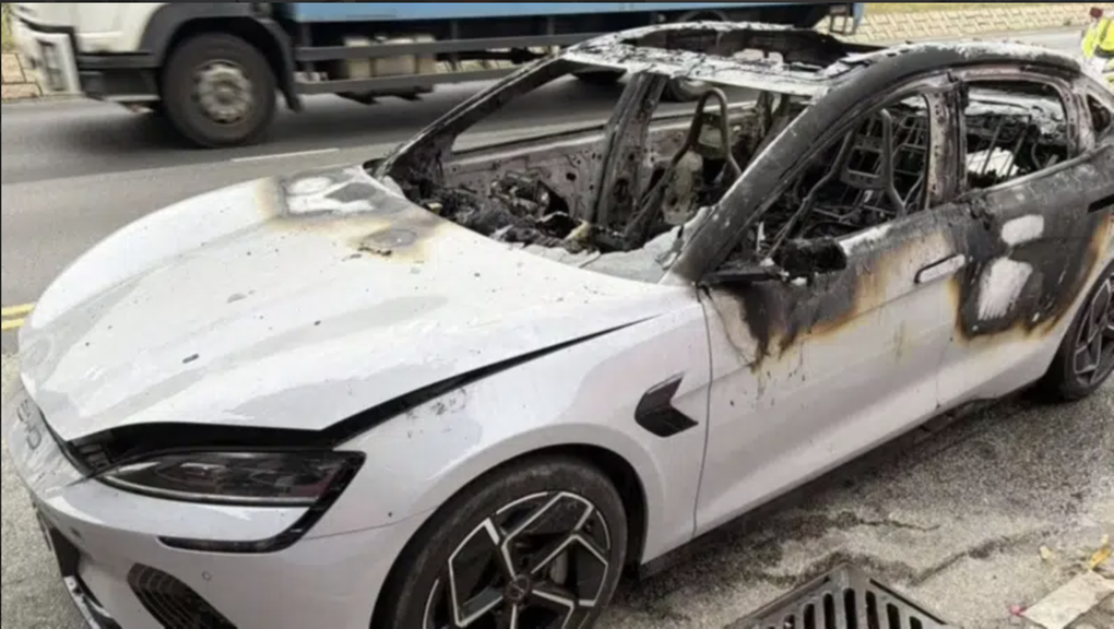 Pin sạc dự phòng khiến chiếc xe điện bốc cháy ngùn ngụt giữa đường - 3