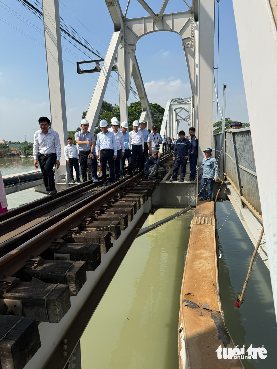 Thứ trưởng Bộ Xây dựng kiểm tra sự cố cầu Ghềnh, chỉ đạo khắc phục hậu quả - Ảnh 2.