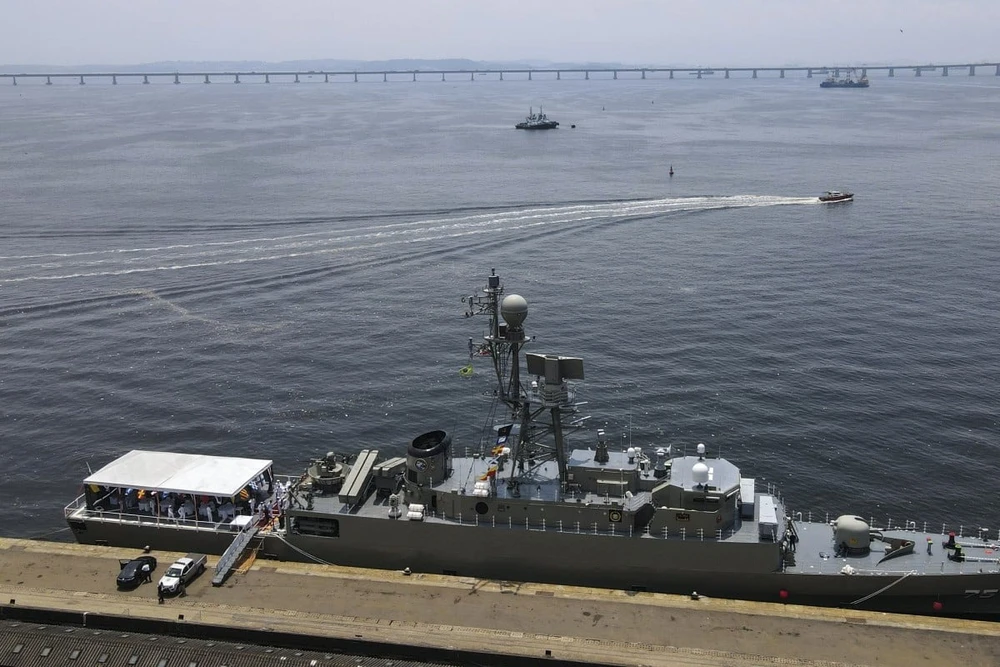 Tàu khu trục IRIS Dena của Iran neo đậu tại cảng Rio de Janeiro, Brazil vào năm 2023. Ảnh: EPA phap-ly-trong-vu-my-danh-chim-tau-chien-iran.jpg