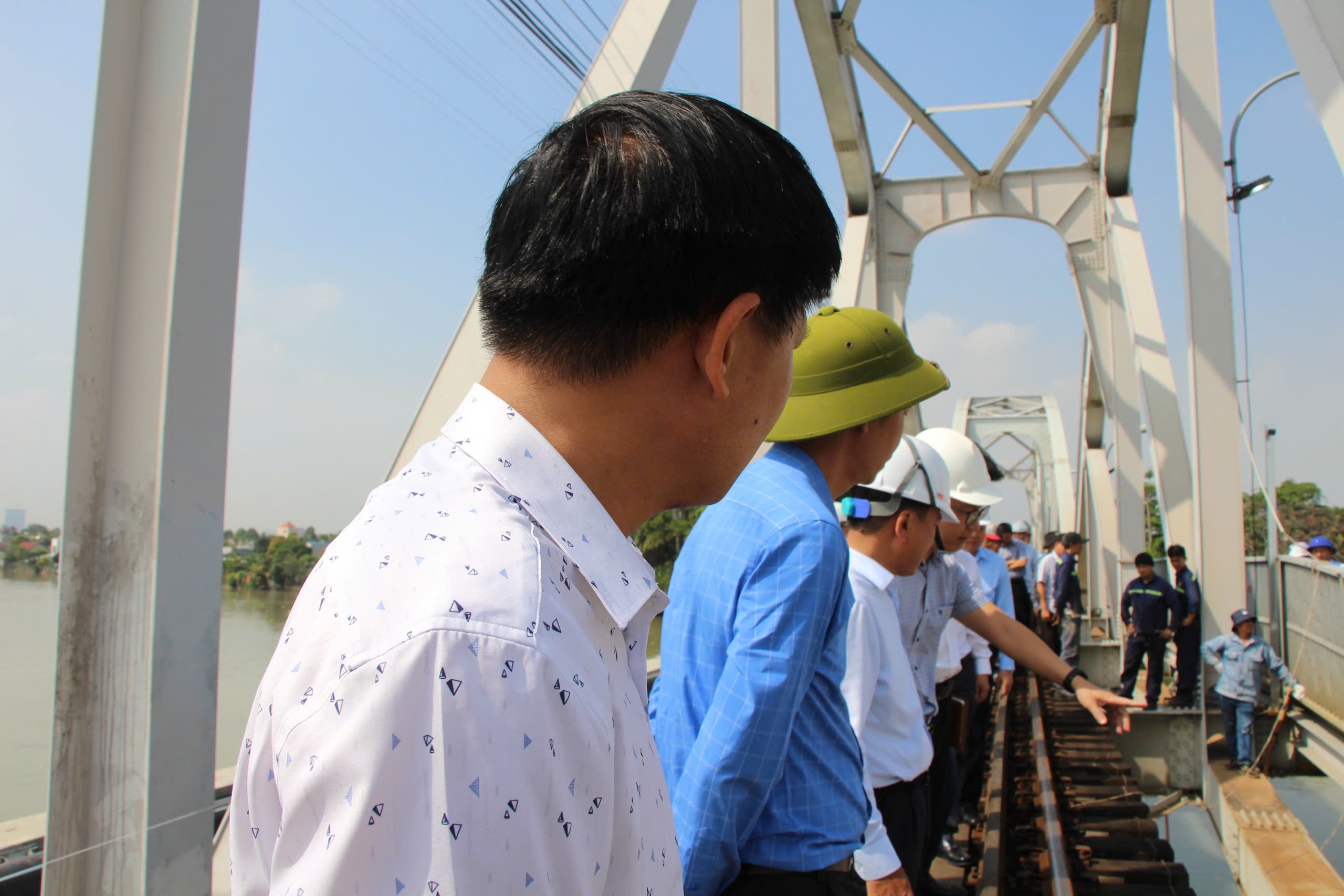 Chốt phương án sửa chữa cầu Ghềnh sau sự cố sà lan tông - Ảnh 6. Chốt phương án sửa chữa cầu Ghềnh sau sự cố sà lan tông - Ảnh 6.