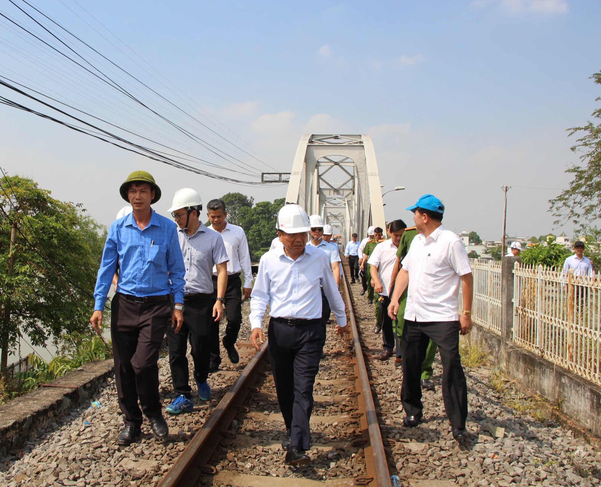 Chốt phương án sửa chữa cầu Ghềnh sau sự cố sà lan tông - Ảnh 8. Chốt phương án sửa chữa cầu Ghềnh sau sự cố sà lan tông - Ảnh 8.