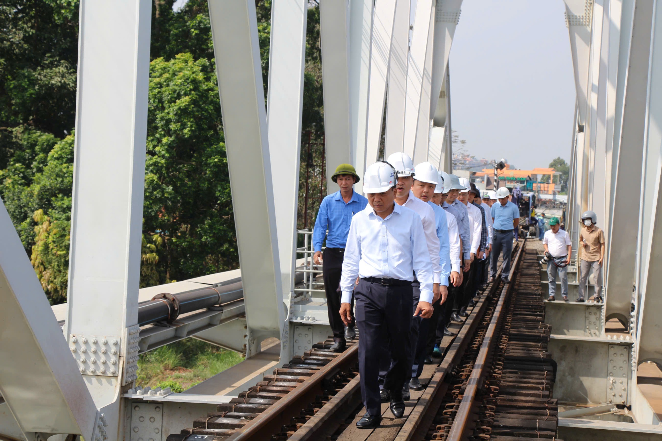 Chốt phương án sửa chữa cầu Ghềnh sau sự cố sà lan tông - Ảnh 10. Chốt phương án sửa chữa cầu Ghềnh sau sự cố sà lan tông - Ảnh 10.