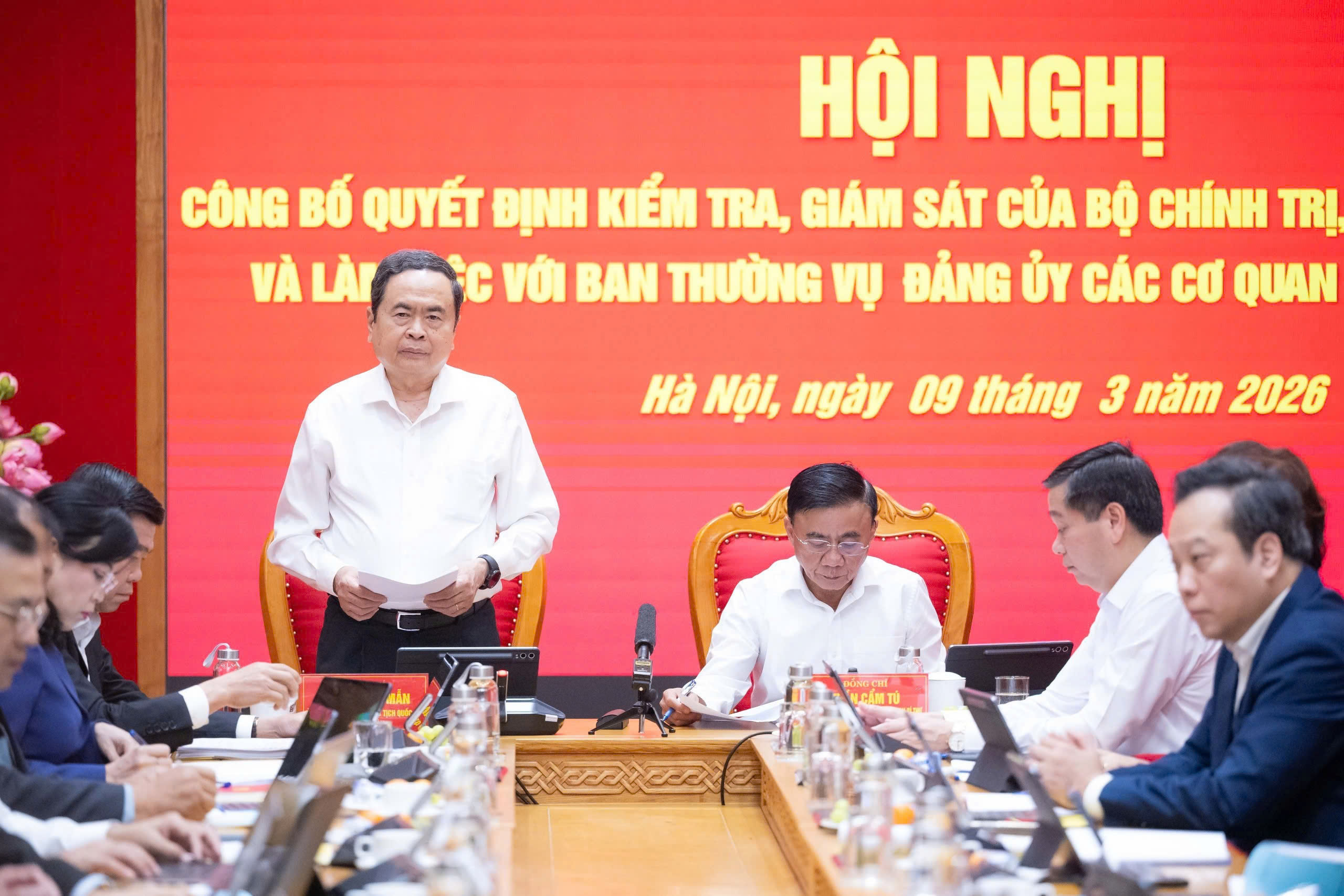 Công bố quyết định kiểm tra của Bộ Chính trị với Ban Thường vụ Đảng ủy các cơ quan Đảng Trung ương 1 Bộ Chính trị - Ảnh 1.