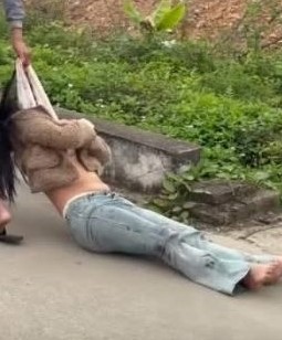 Vụ kéo lê cô gái trên đường: Người đàn ông đối diện với nhiều tội danh- Ảnh 2.