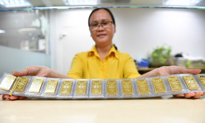 Giao dịch vàng miếng tại SJC Nguyễn Thị Minh Khai ngày vía Thần tài. Ảnh: Thanh Tùng