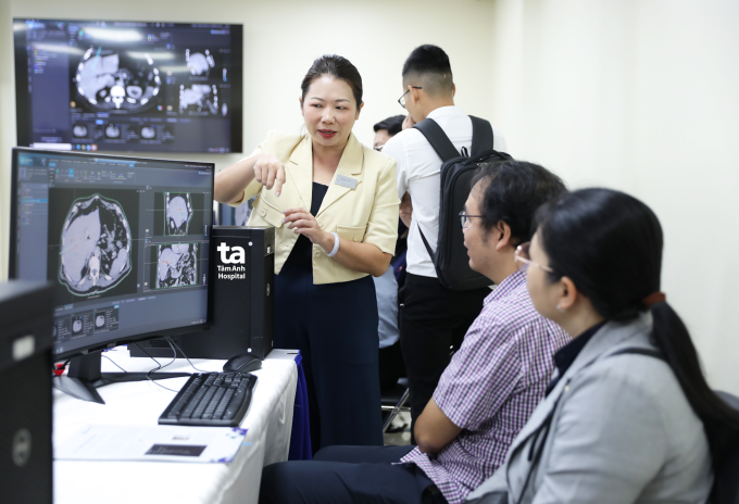 Các bác sĩ đang thực hành lập kế hoạch xạ trị SBRT từ xa. Ảnh: Bệnh viện Đa khoa Tâm Anh