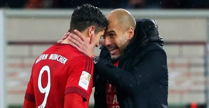 Lewandowski và HLV Guardiola khi còn cộng tác cùng nhau ở Bayern Munich.