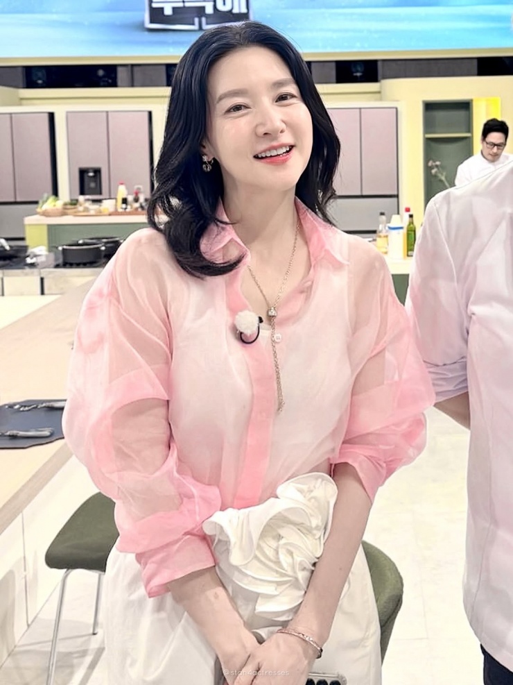 Hơn ba thập niên qua, minh tinh luôn nằm trong top sao quyền lực. Theo Arena, khi được hỏi làm thế nào để giữ danh tiếng và sức hút, Lee Young Ae nói cô luôn kính nghiệp, cầu thị, chân thành. Diễn viên học cách kiểm soát căng thẳng, cân bằng công việc lẫn cuộc sống, đồng thời chăm chút bản thân để xuất hiện trước công chúng với vẻ rạng rỡ nhất.