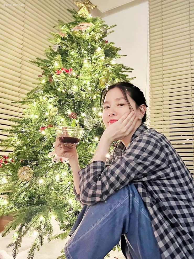 Ở tuổi 55, cô chú trọng uống đủ nước mỗi ngày, luôn dùng kem chống nắng và dưỡng ẩm. Theo Elle, trước khi đi ngủ, sao Hàn thực hiện các bước làm sạch da với sữa rửa mặt tạo bọt, nước hoa hồng, kem chống nhăn và dưỡng da ban đêm. Ảnh: Instagram Leeyoungae08