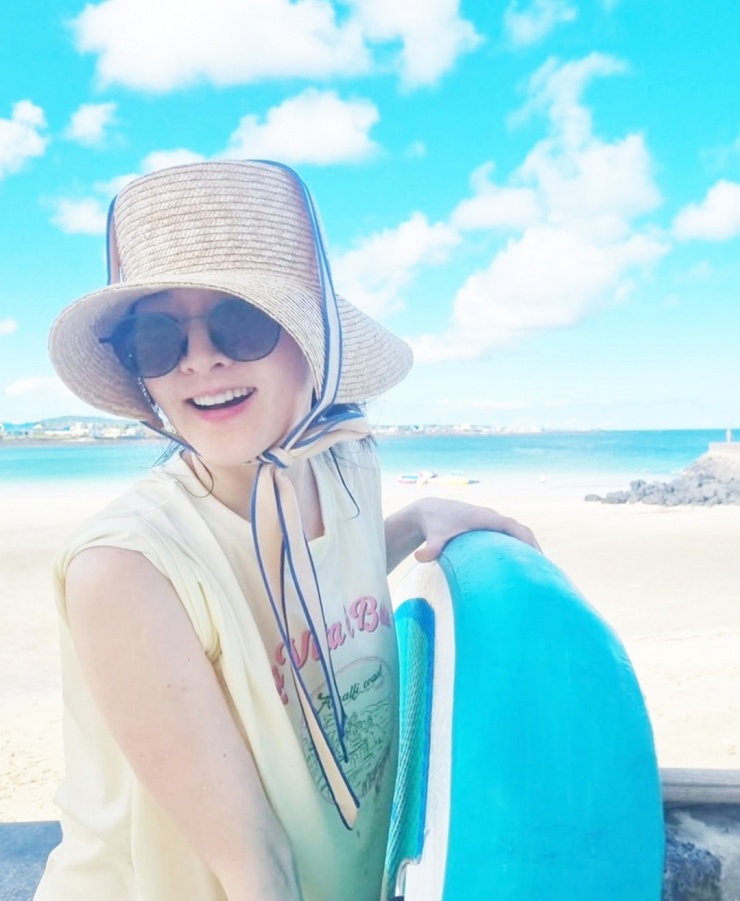 Khi không bận lịch trình, Young Ae tránh trang điểm để da được nghỉ ngơi, hồi phục. Trong các chuyến vui chơi gần đây, cô thường để mặt mộc. Ảnh: Instagram Leeyoungae08