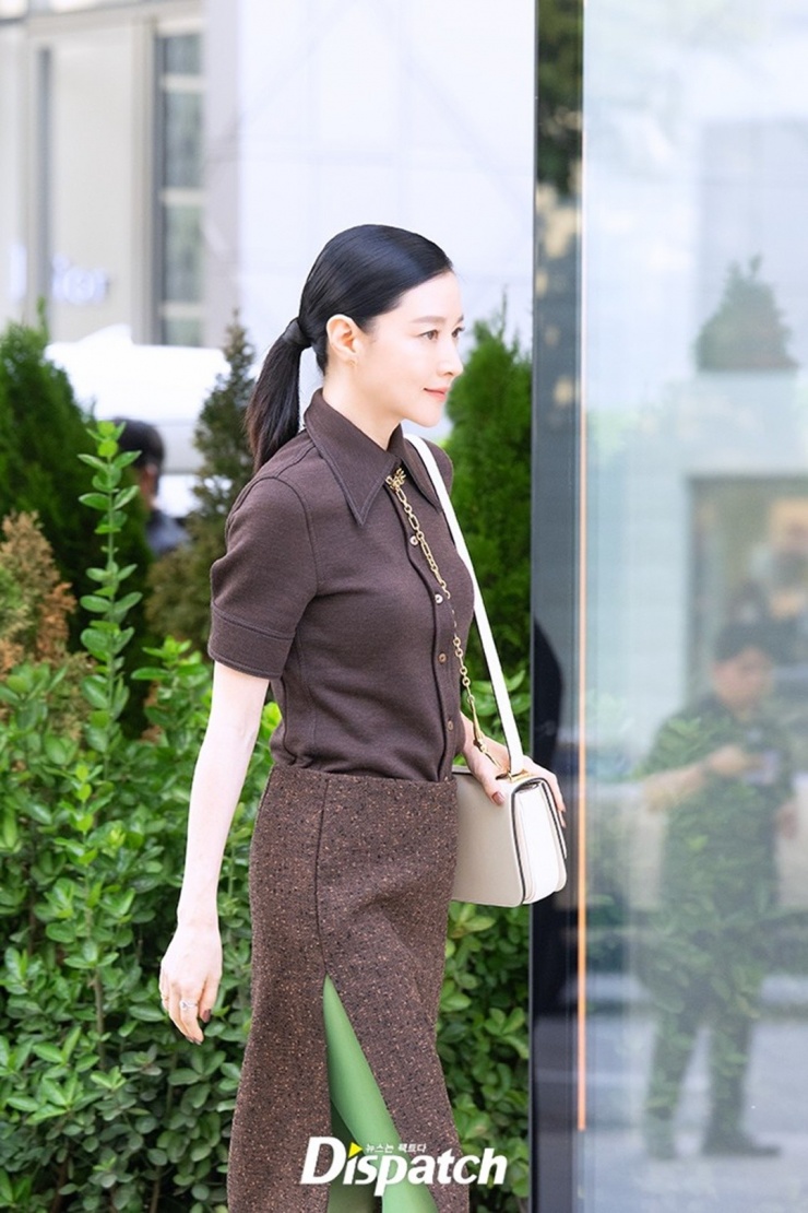 Ở sự kiện hồi tháng 9/2025, Young Ae phối trang phục, phụ kiện Gucci, trang điểm trong suốt phong cách Hàn. Tờ Dispatch bình luận: "Vẻ đẹp trong truyền thuyết. Ngay cả bóng dáng của cô ấy cũng thanh lịch". Ảnh: Dispatch