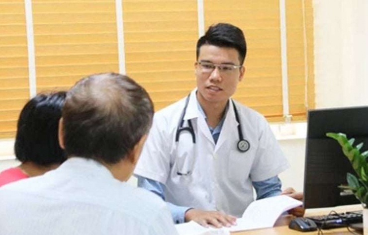 Vung tay đánh vợ lúc ngủ mơ bị truy đuổi, người đàn ông được đưa đi khám sức khoẻ tâm thần 3 Thạc sĩ, bác sĩ Nguyễn Viết Chung - Trưởng khoa Sức khỏe tâm thần, Bệnh viện E thăm khám cho bệnh nhân. Ảnh: BSCC