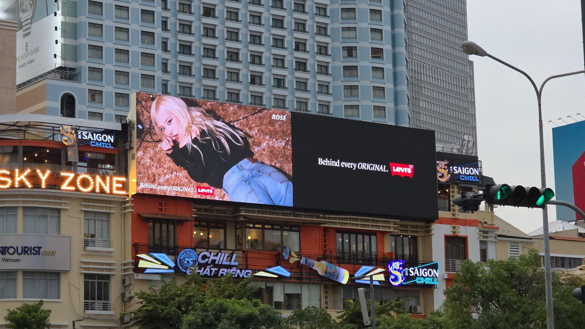 Cơn sốt check-in “bắt gặp Rosé ở Việt Nam” đến săn lùng “chiếc quần jeans Levi’s”- Ảnh 2. Cơn sốt check-in “bắt gặp Rosé ở Việt Nam” đến săn lùng “chiếc quần jeans Levi’s”- Ảnh 2.