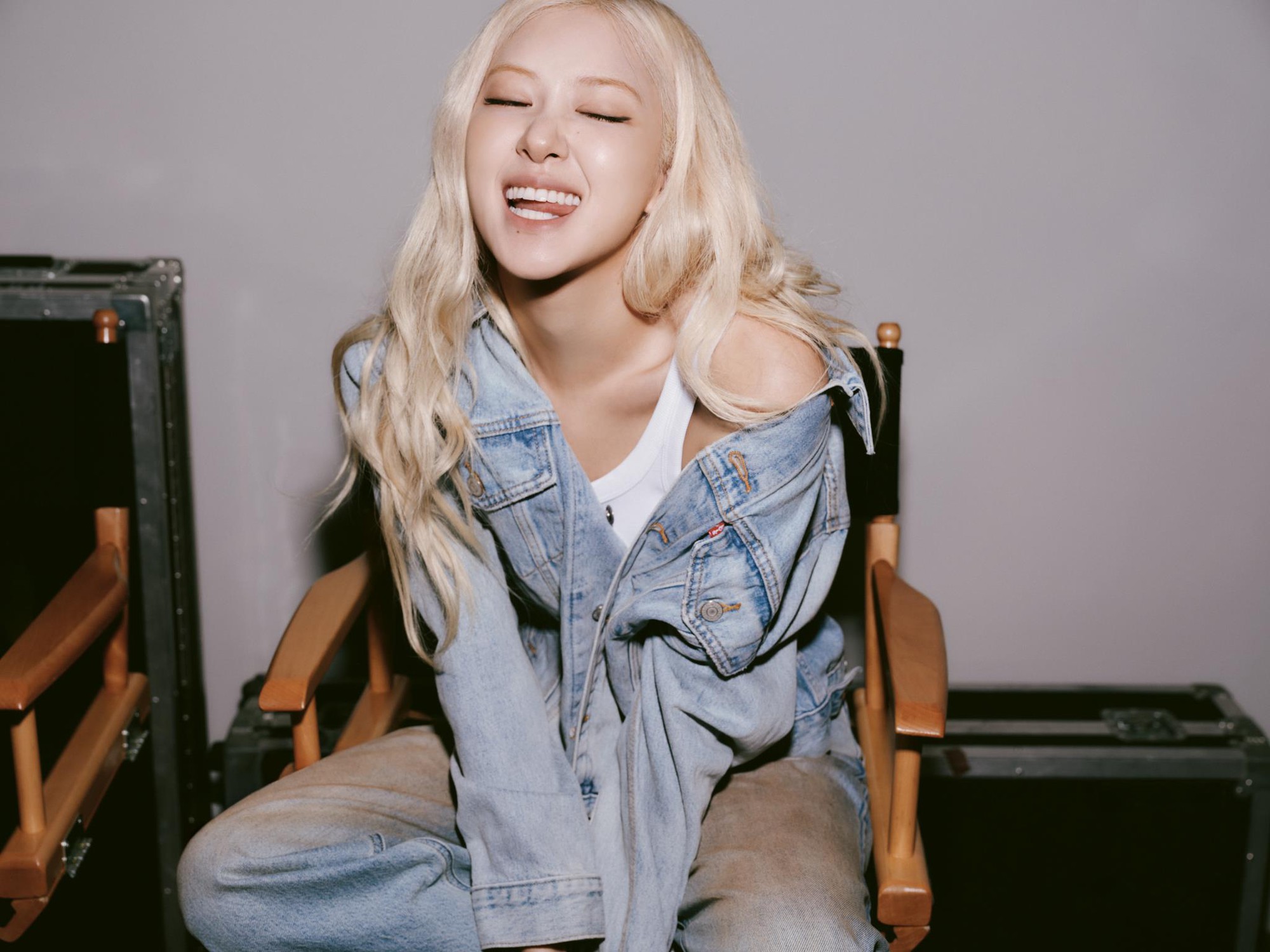 Cơn sốt check-in “bắt gặp Rosé ở Việt Nam” đến săn lùng “chiếc quần jeans Levi’s”- Ảnh 3. Cơn sốt check-in “bắt gặp Rosé ở Việt Nam” đến săn lùng “chiếc quần jeans Levi’s”- Ảnh 3.