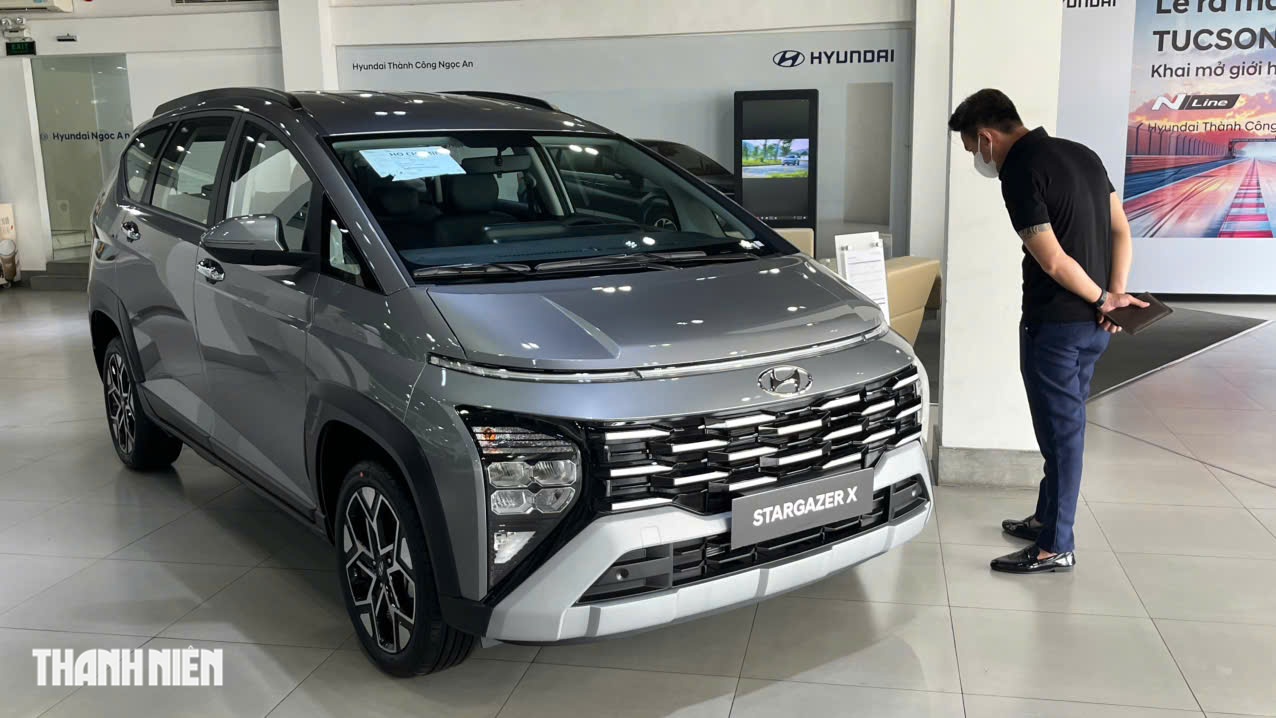 Nhiều mẫu ô tô mới đời cũ tồn kho giảm giá cả trăm triệu đồng - Ảnh 2.