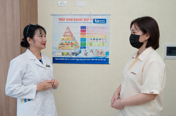 Bác sĩ Yến Thủy đang tư vấn chế độ dinh dưỡng cho chị An. Ảnh: Bệnh viện Đa khoa Tâm Anh