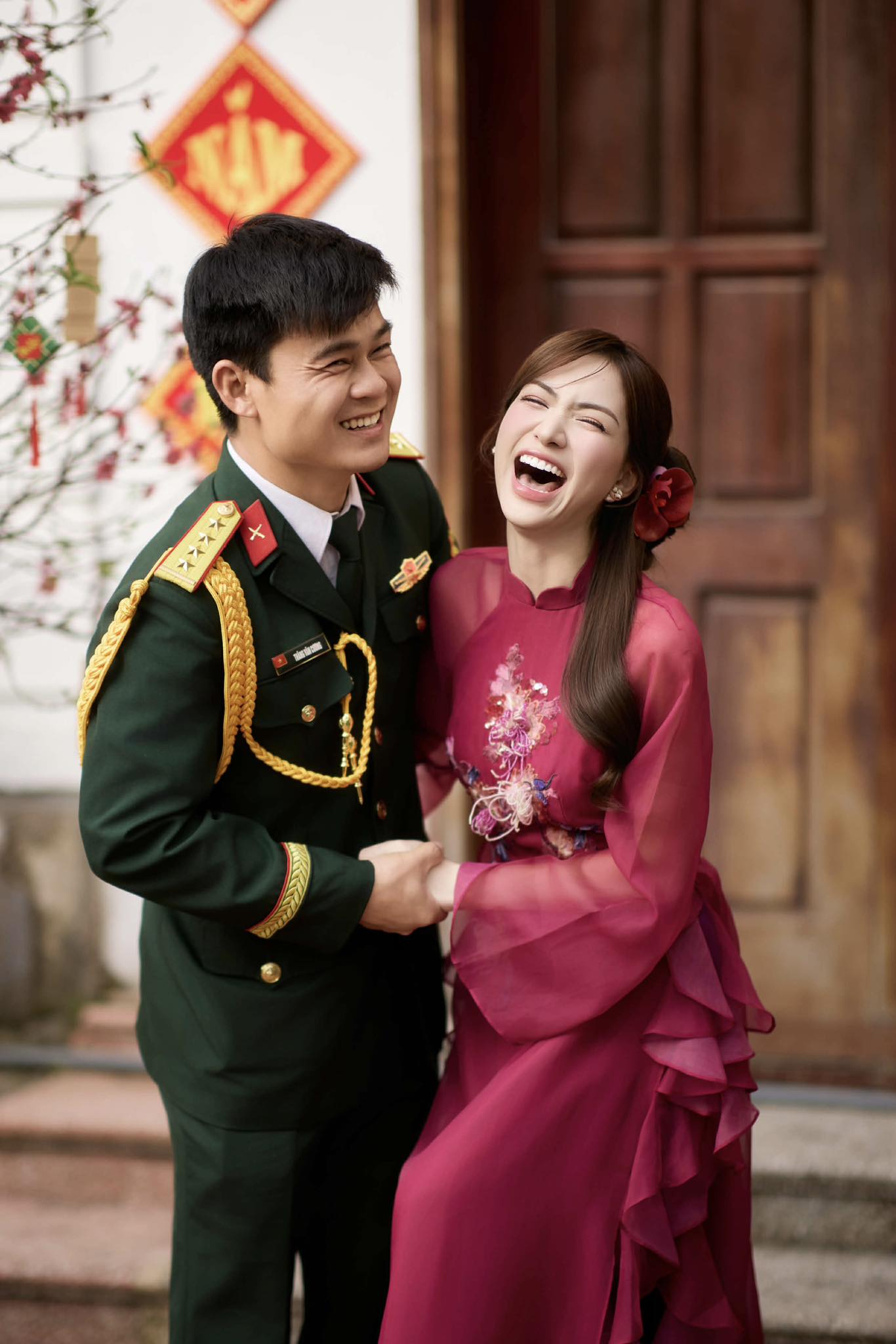 Rộ ảnh Hoà Minzy mặc váy xoè lộng lẫy như cô dâu đón khách- Ảnh 2.