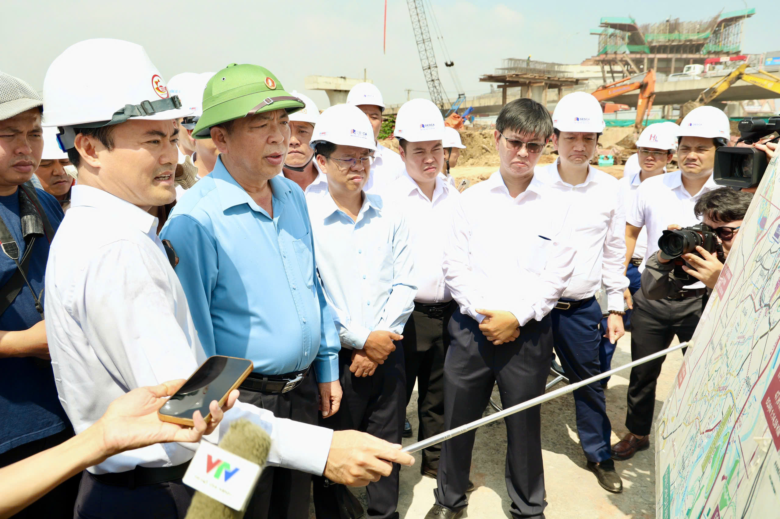 Bộ trưởng kiểm tra tiến độ Vành đai 3 tại nút Tân Vạn - Ảnh 3.