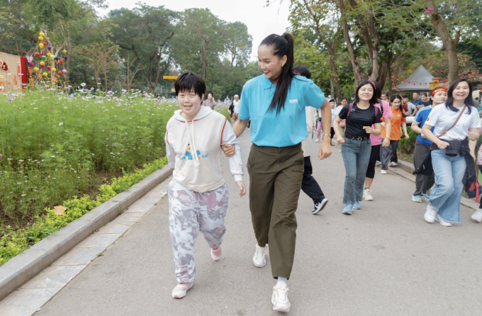 Hoa hậu HHen Niê đồng hành cùng giải chạy. Ảnh: Tùng Đinh