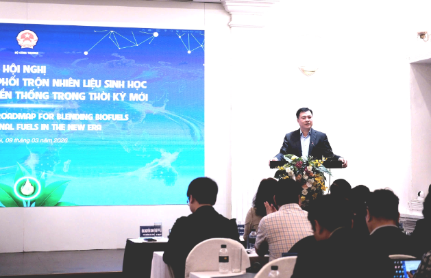 Việt Nam đẩy nhanh triển khai một loại xăng có thể ứng phó với biến động giá dầu thế giới, đưa vào sử dụng càng sớm càng tốt- Ảnh 2. Việt Nam đẩy nhanh triển khai một loại xăng có thể ứng phó với biến động giá dầu thế giới, đưa vào sử dụng càng sớm càng tốt- Ảnh 2.