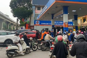 Xuất hiện tình trạng người dân vùng biên giới Campuchia, Lào sang Việt Nam mua xăng