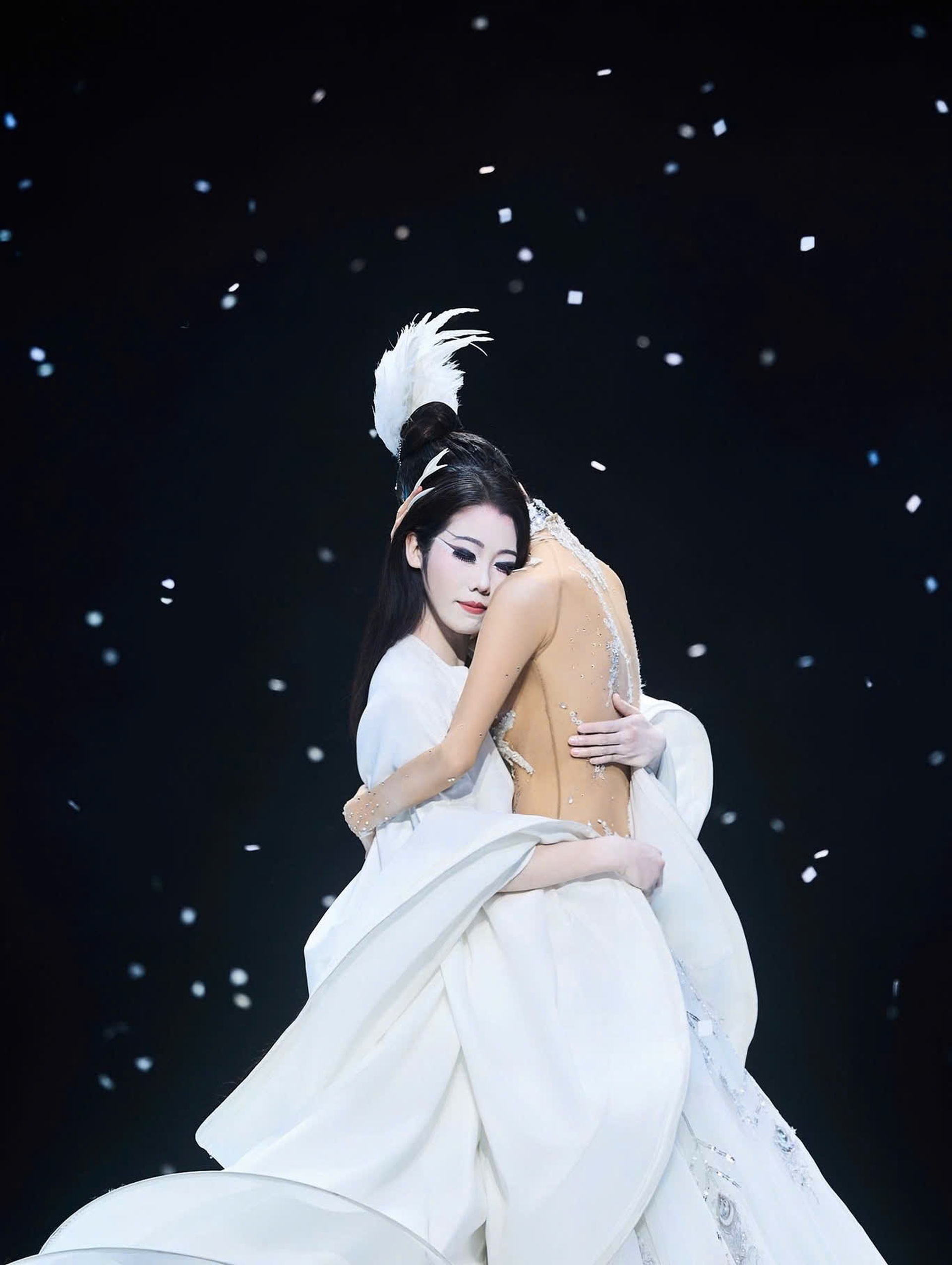 Màn vũ đạo đẹp mắt trong chương trình Khổng tước của Dương Lệ Bình - 12 Màn vũ đạo đẹp mắt trong chương trình Khổng tước của Dương Lệ Bình - 12