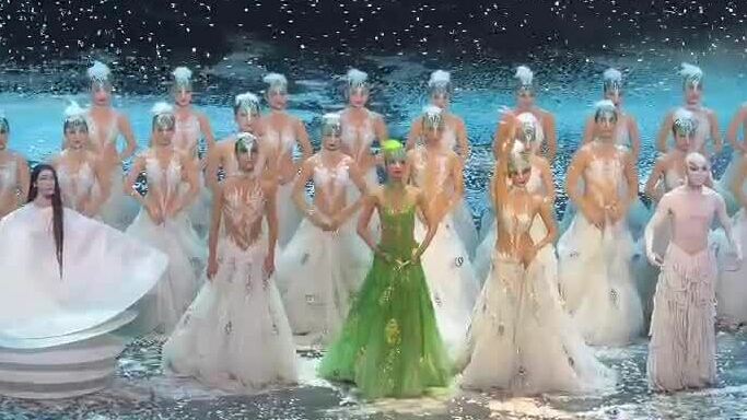 Dương Lệ Bình và các diễn viên trong phần chào kết vở 'Khổng tước'