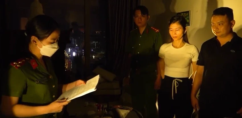 Công an đọc lệnh khám xét, thu giữ các tài liệu, tang vật liên quan. Ảnh: CA phong-canh-sat-kinh-te-dieu-tra-bo-sung-vu-lua-ban-can-ho-ecohome-binh-thanh-quan-3-3-807-8156.png