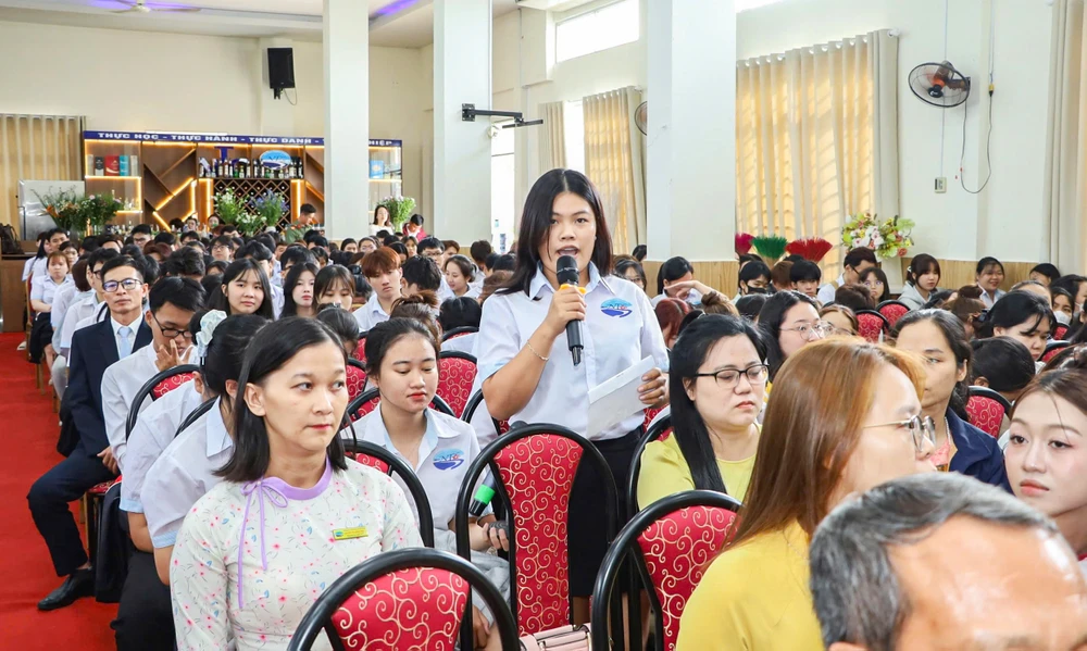 Tại buổi tiếp xúc các cử tri nêu nhiều ý kiến đối với các đại biểu. Ảnh: XH z7602438998830_5c2ff19109e60e1c7c24d2bdcc9b1841.jpg