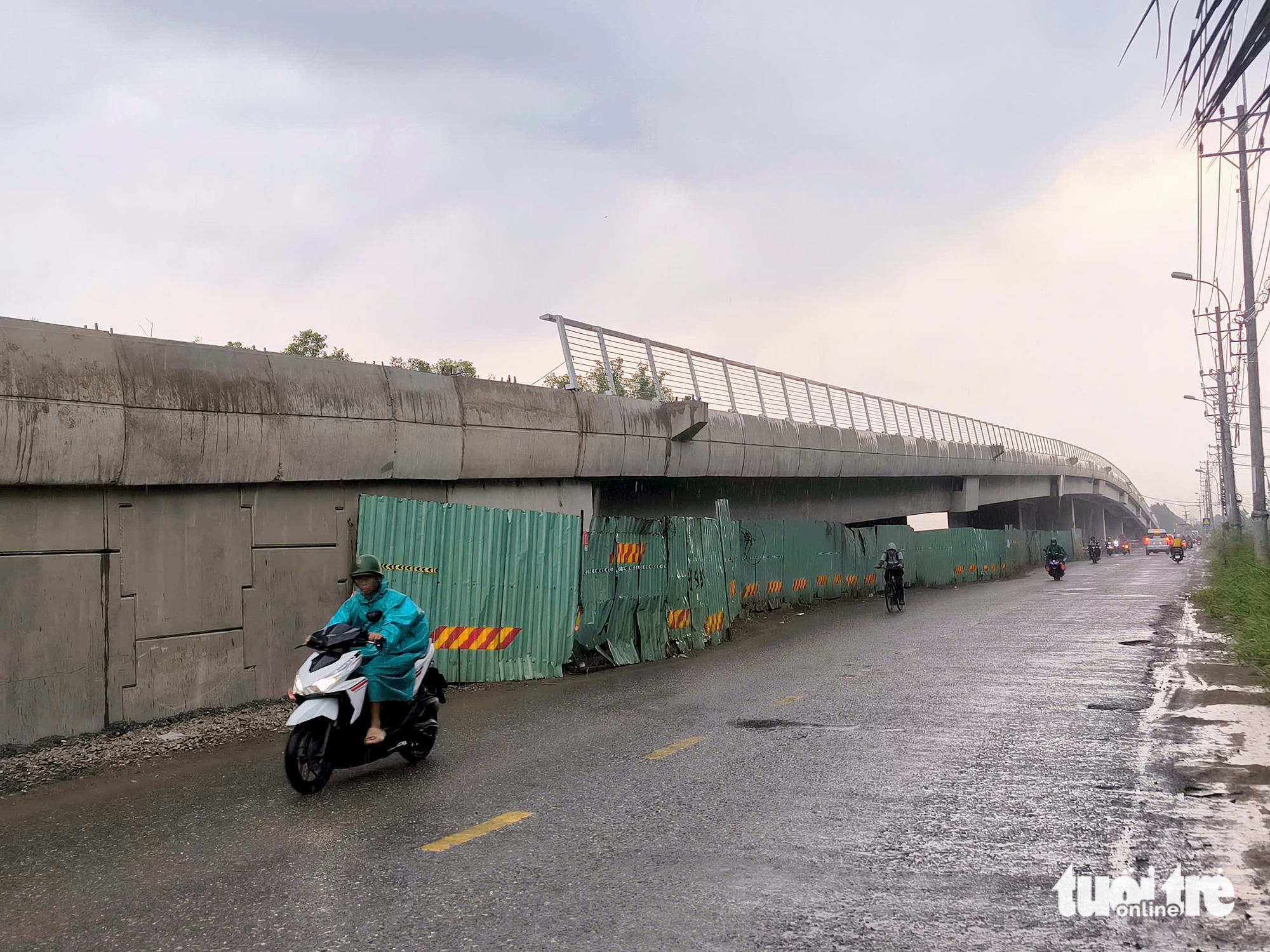 Cận ngày thông xe, tường chắn nhánh cầu vành đai 3 TP.HCM thuộc gói XL1 phải dỡ ra thi công lại - Ảnh 9.