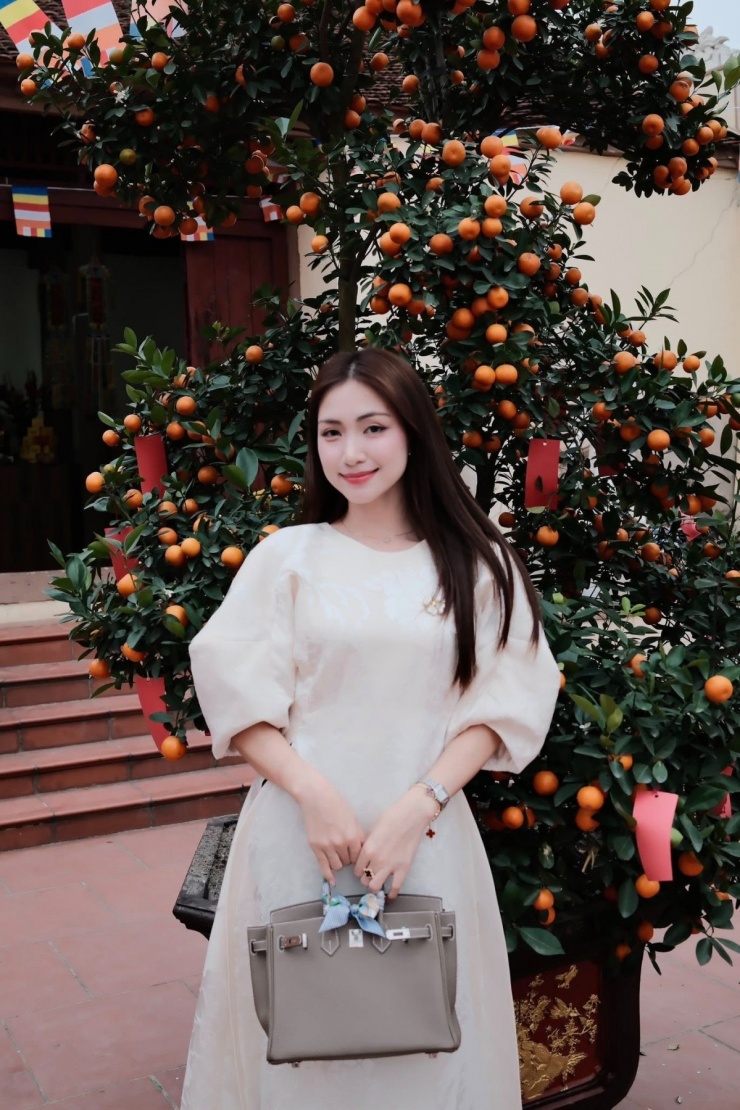 Dịp Tết năm nay, ca sĩ chọn nhiều kiểu áo dài mặc đi lễ, du xuân cùng gia đình và bạn thân. Người đẹp 31 tuổi phối áo cách tân cùng túi Birkin của Hermes hàng trăm triệu đồng, vòng tay cỏ bốn lá nổi tiếng đắt đỏ của Van Cleef & Arpels.