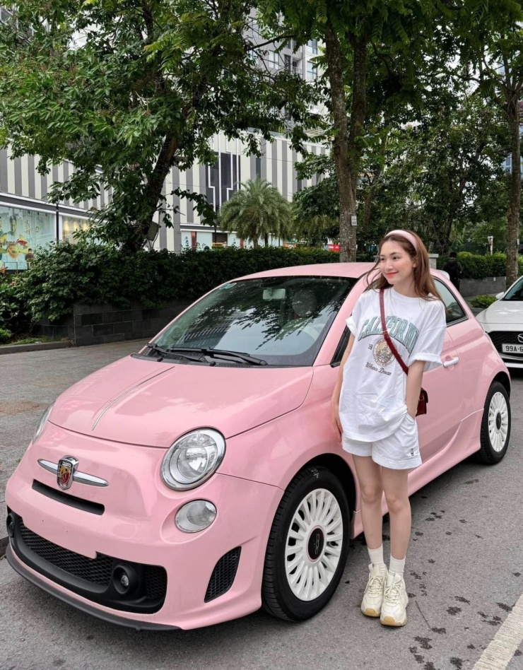 Đời thường, cô chuộng cách phối nữ sinh với thiết kế của các hãng bình dân Hàn Quốc, thỉnh thoảng dùng phụ kiện hàng hiệu xa xỉ.