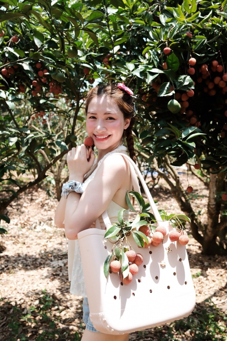 Mùa hè năm ngoái, về thăm nhà người yêu ở Bắc Giang, cô chọn áo yếm, quần shorts và túi tote nhựa đi hái vải.