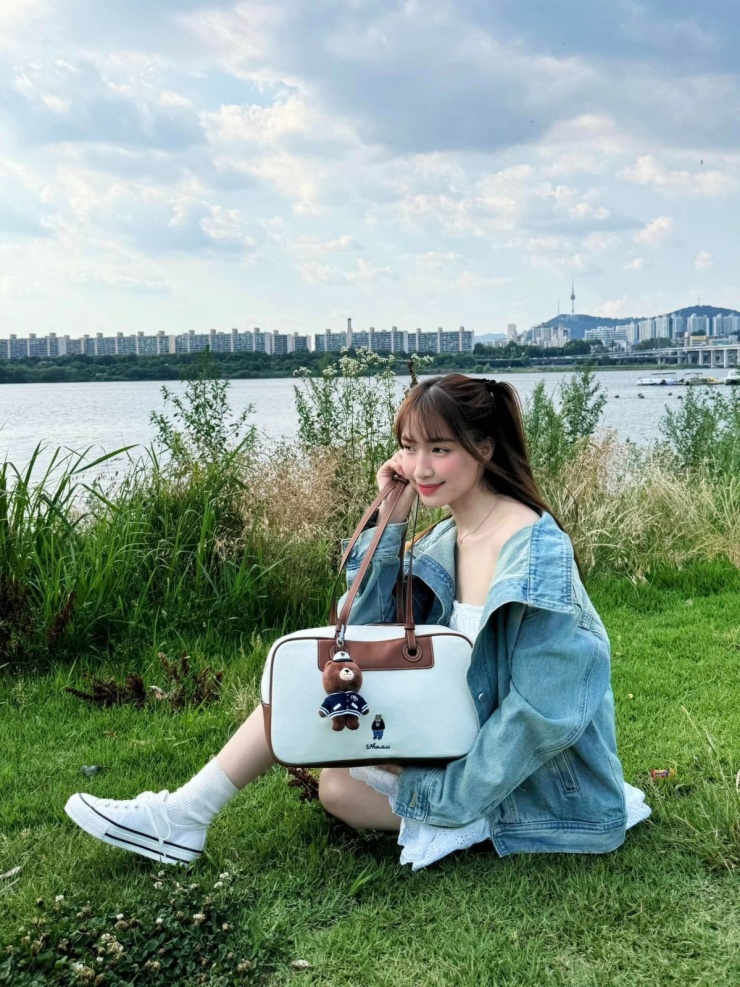 Tủ đồ của ca sĩ có nhiều áo phông, quần jeans, áo khoác denim, áo cotton quây ngực, váy mini, giày Converse đủ màu sắc để tiện phối thay vì mang giày "cà kheo".