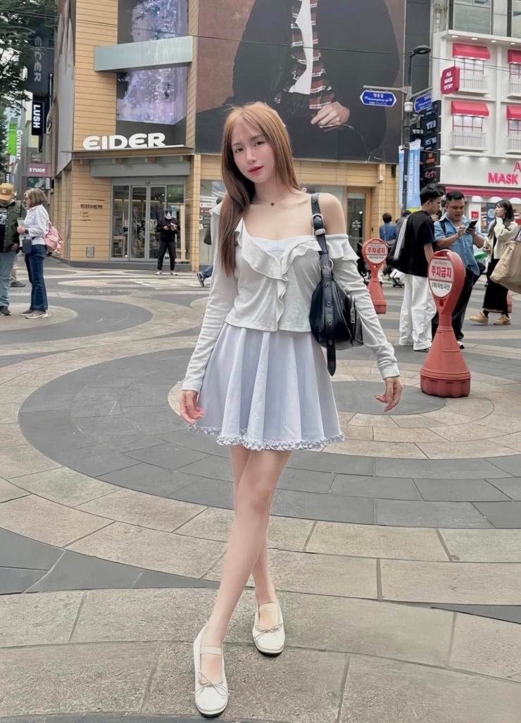 Giọng ca Bắc Bling tạo dáng trên phố với váy hai dây ngắn trên gối, áo xếp bèo và giày búp bê theo phong cách ballet.