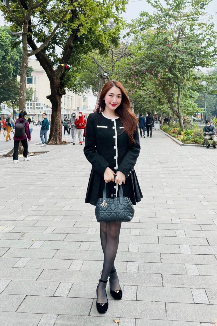 Ca sĩ "ăn gian" tuổi với váy tweed chữ A xếp ly, túi Dior và giày Prada.