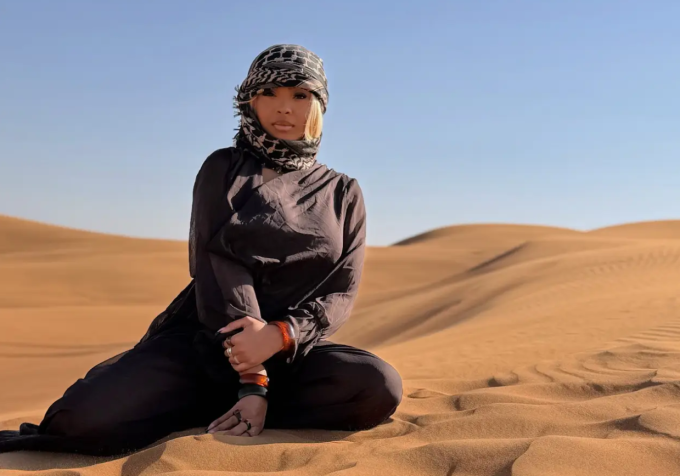 Shanice Day chụp ảnh tại sa mạc Safari ở Dubai. Ảnh: BI