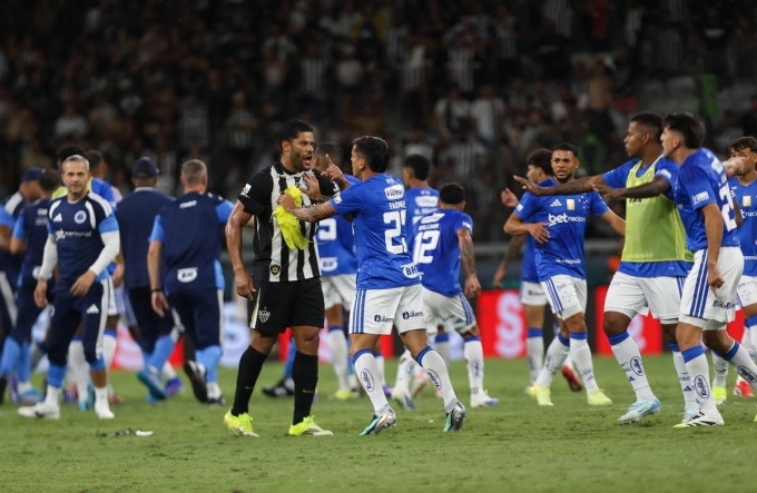Hulk (trái) tranh cãi với cầu thủ Cruzeiro trong màn ẩu đả cuối trận. Ảnh: De Olho na Noticia