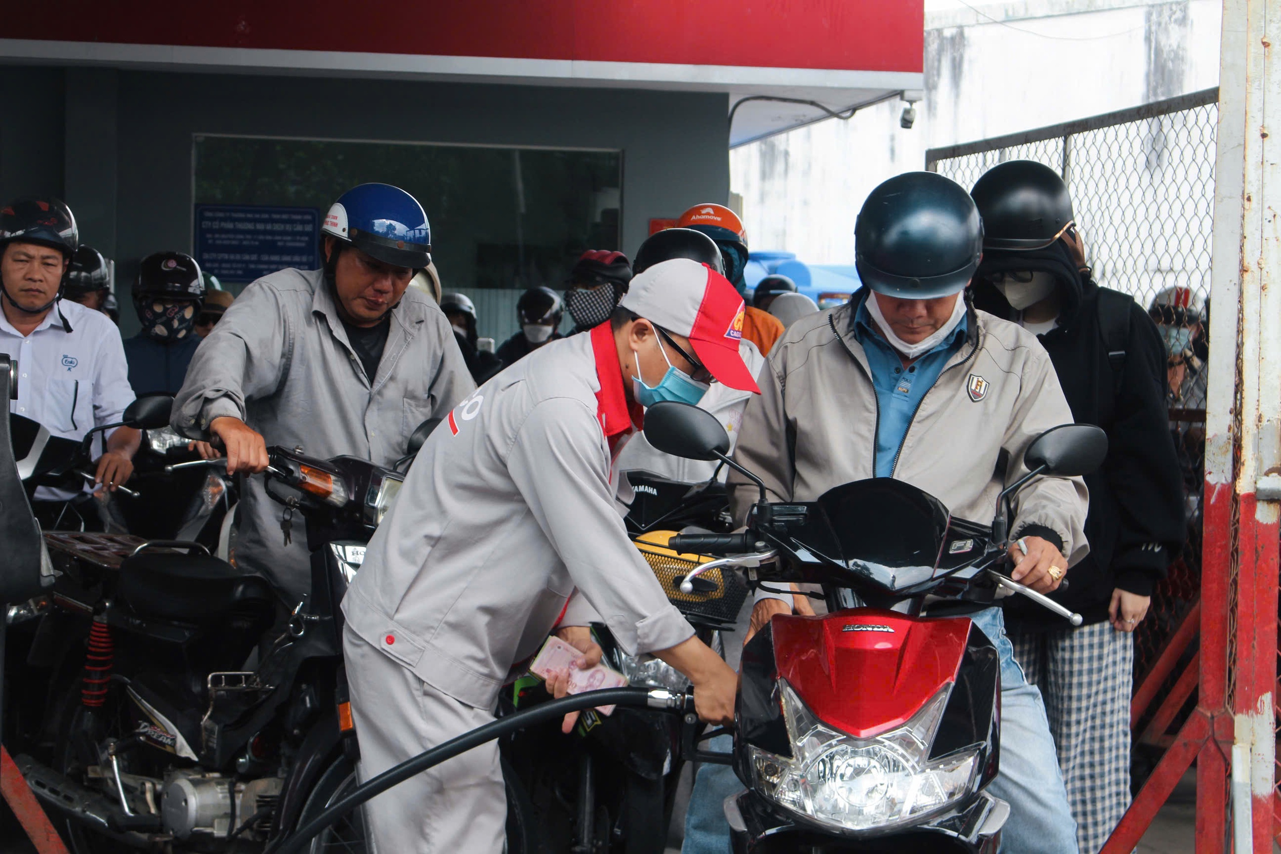 Cây xăng đông nghẹt người dân xếp hàng chờ đổ giữa trưa 2 TPHCM: Cây xăng đông nghẹt người dân xếp hàng chờ đổ giữa trưa - Ảnh 2.