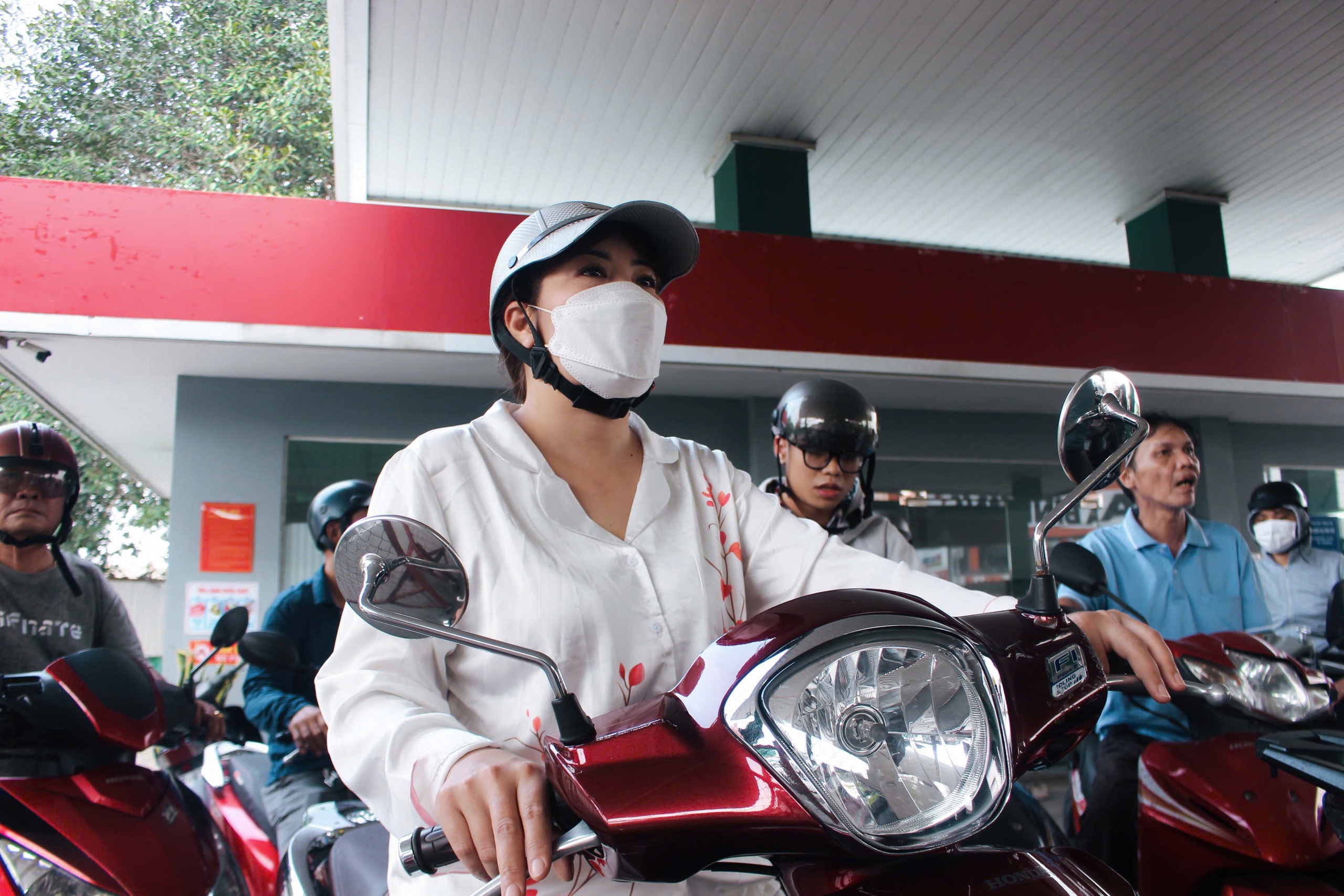 Cây xăng đông nghẹt người dân xếp hàng chờ đổ giữa trưa 4 TPHCM: Cây xăng đông nghẹt người dân xếp hàng chờ đổ giữa trưa - Ảnh 4.